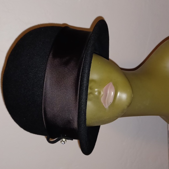 Henry Pollack Accessories - VINTAGE HENRY POLLACK BLACK CLOCHE HAT